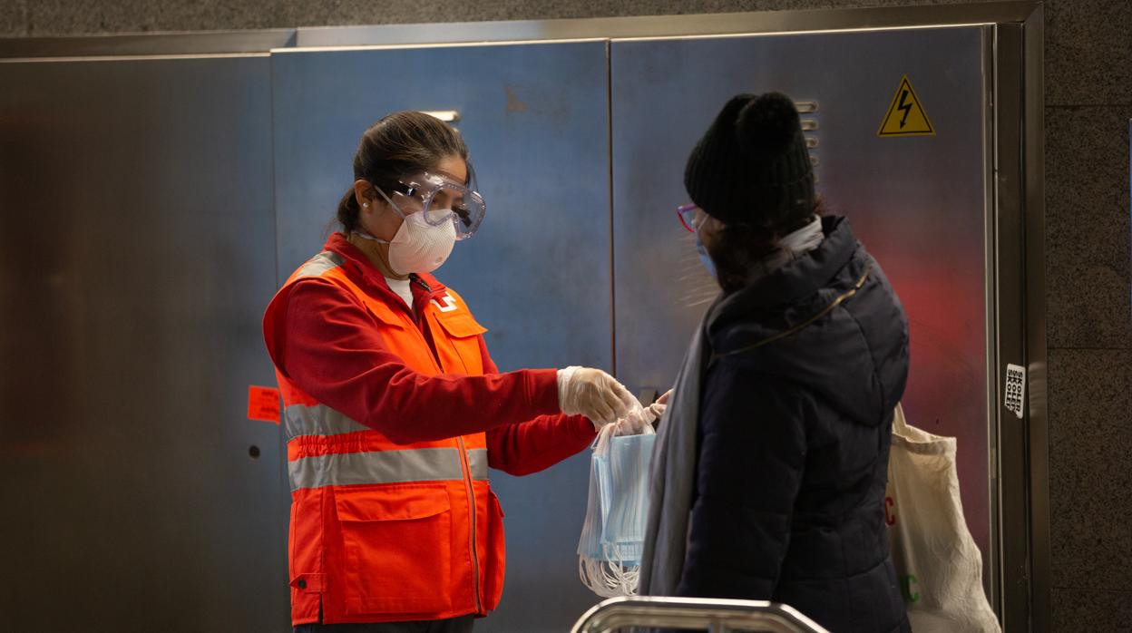 Una voluntaria de la Cruz Roja, en Barcelona