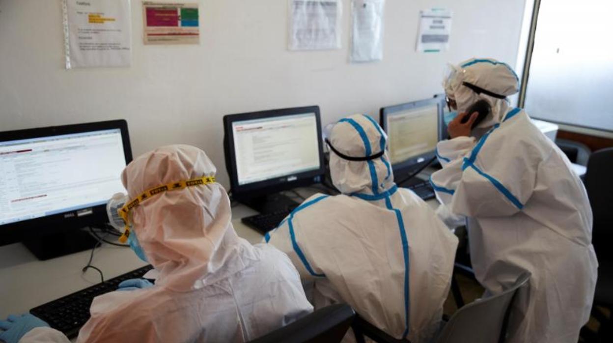 Profesionales trabajando en un hospital