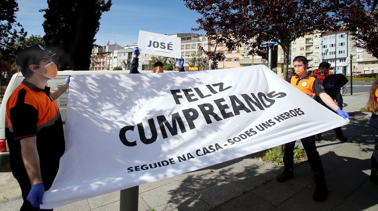 Voluntarios de Protección Civil de Santiago de Compostela, felicitando a una persona en el marco de la campaña que llevan a cabo y que, por error, incluyó el teléfono de un zaragozano