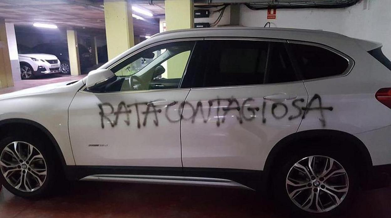 Imagen del coche con las palabras pintadas