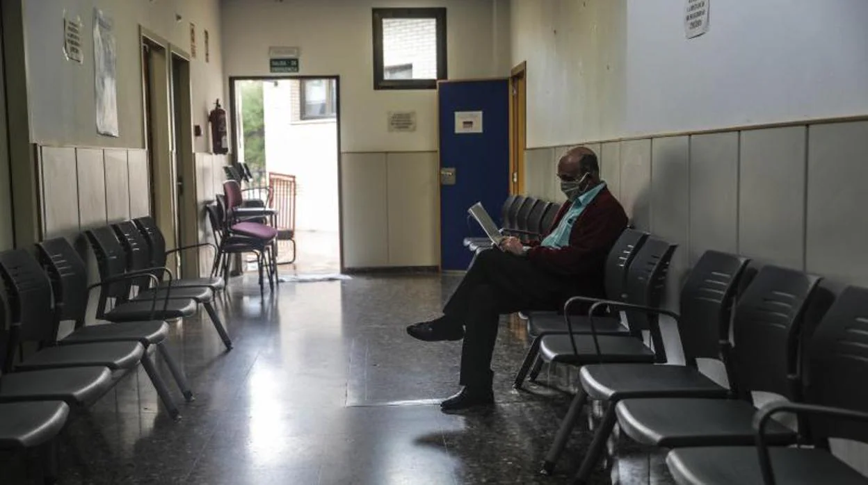 Un hombre espera en un centro de salud en Ribarroja, este miércoles