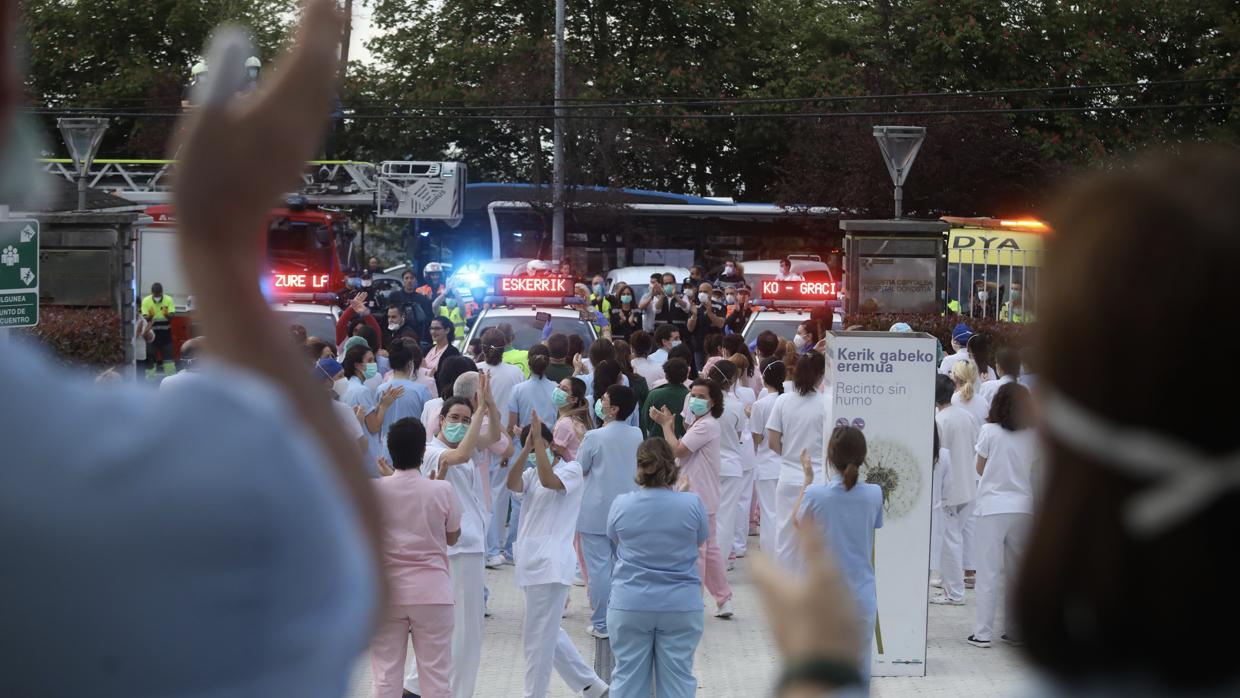 Homenaje a los sanitarios en el Hospital Donostia