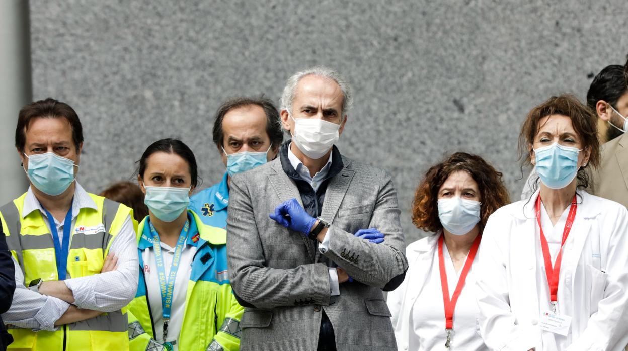 El consejero de Sanidad, Enrique Ruiz Escudero, con personal sanitario en el hospital de Ifema