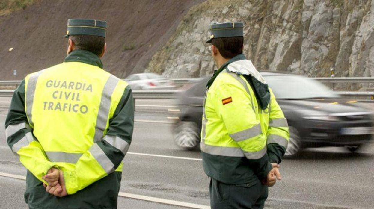Dos guardias civiles vigilan las carreteras en cumplimiento de las limitaciones al confinamiento