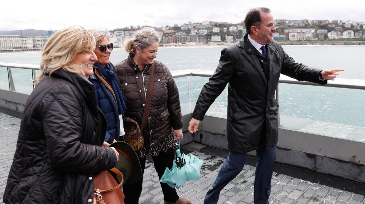 Carlos Iturgaiz, junto a simpatizantes en San Sebastián