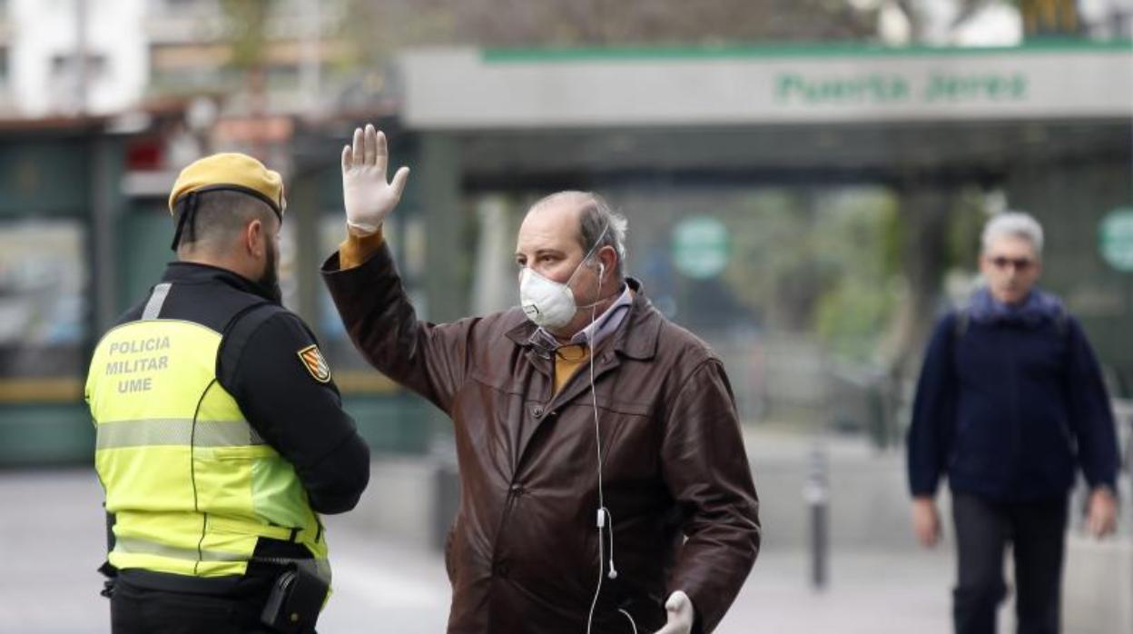 Miembros de la Unidad Militar de Emergencias patrullando las calles