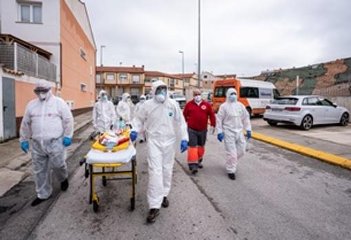 Imagen del traslado de unos enfermos de Covid-19 realizado este jueves en Requena