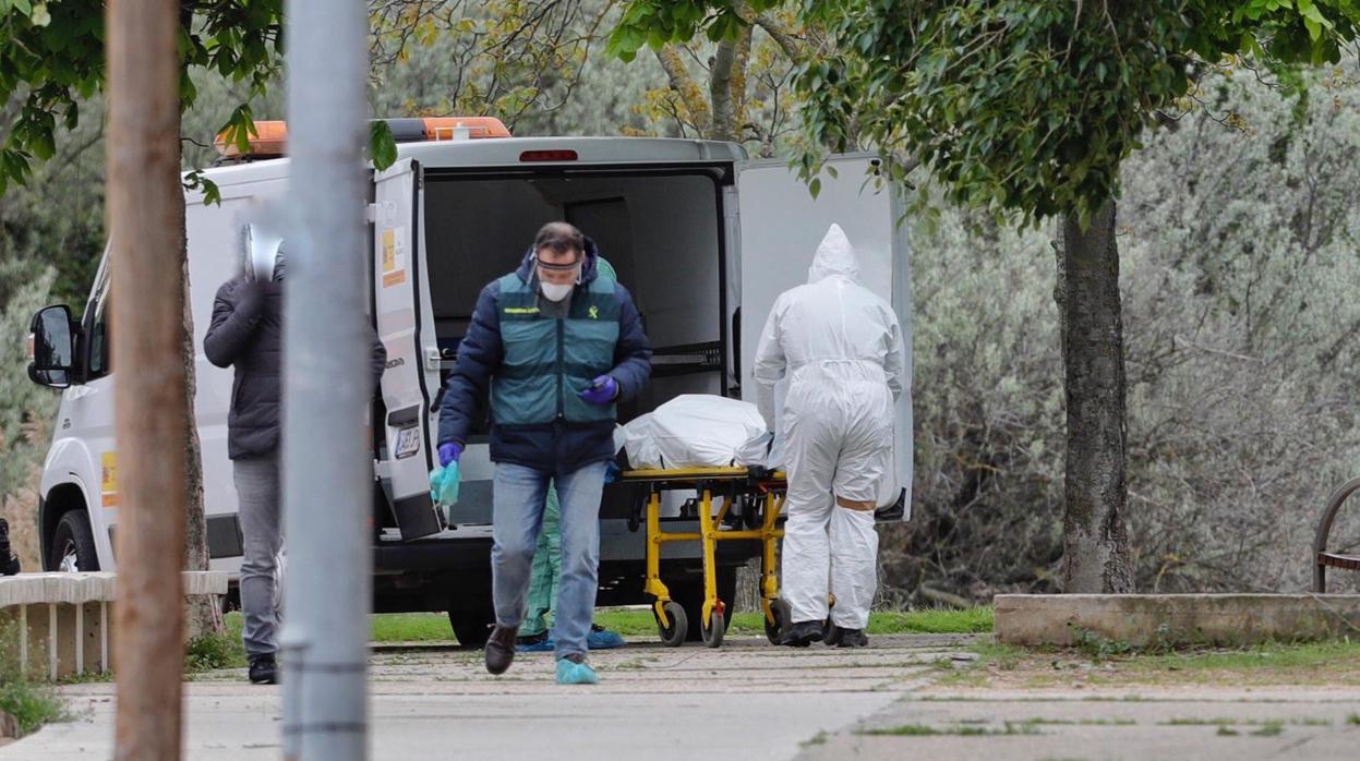 Momento en el que las autoridades judiciales ordenan el levantamiento del cadáver del joven encontrado en Laguna de Duero