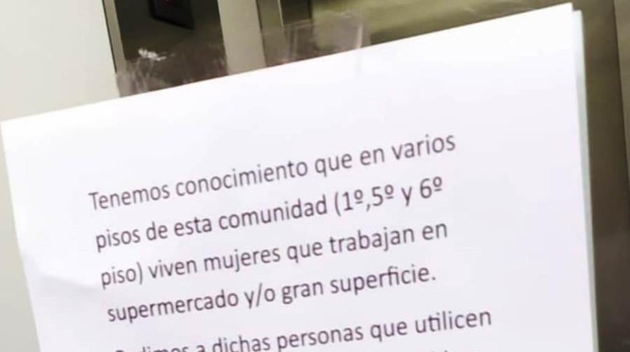 Imagen del cartel colocado contra unas trabajadores de supermercado en Pamplona.