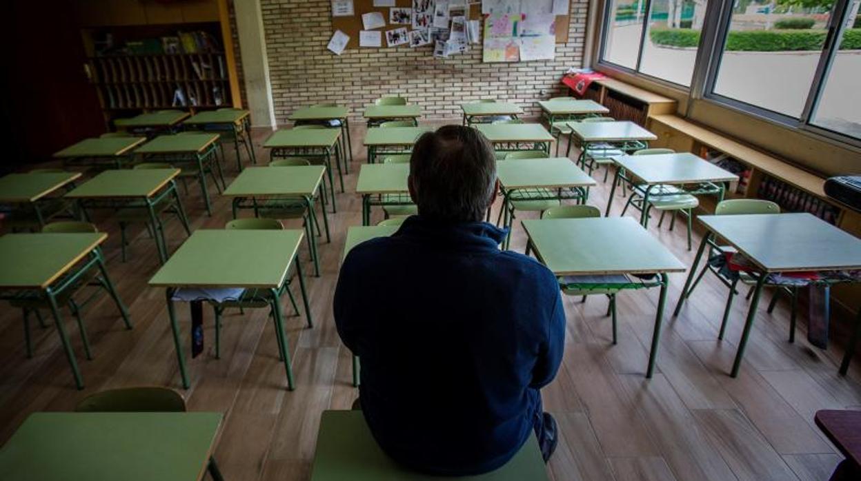 Profesor delante de una clase vacía por el estado de alarma