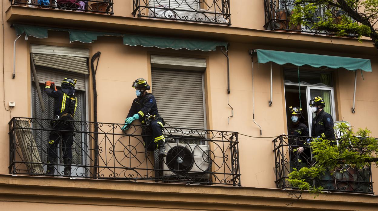 Bomberos entran en una casa de Vallecas en confinamiento