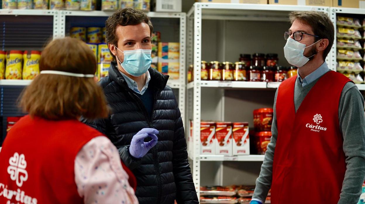 Pablo Casado visitó ayer el economato de Cáritas en Madrid