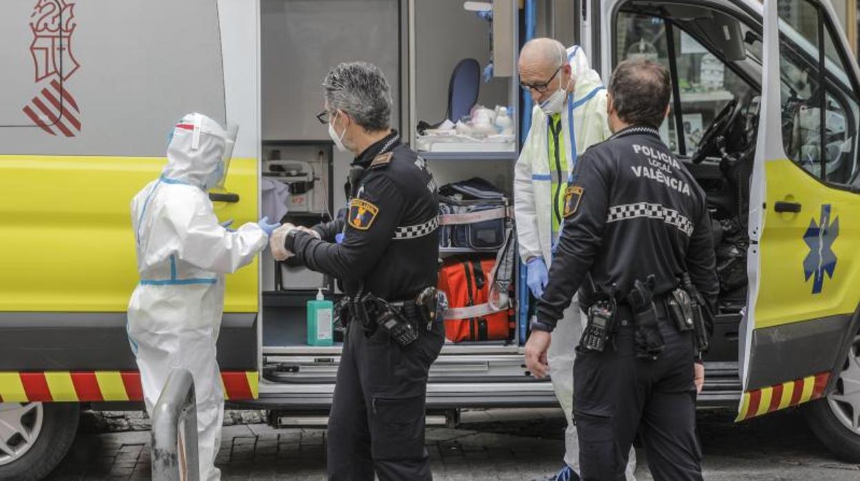 Personal sanitario y efectivos de la Policía Local de Valencia