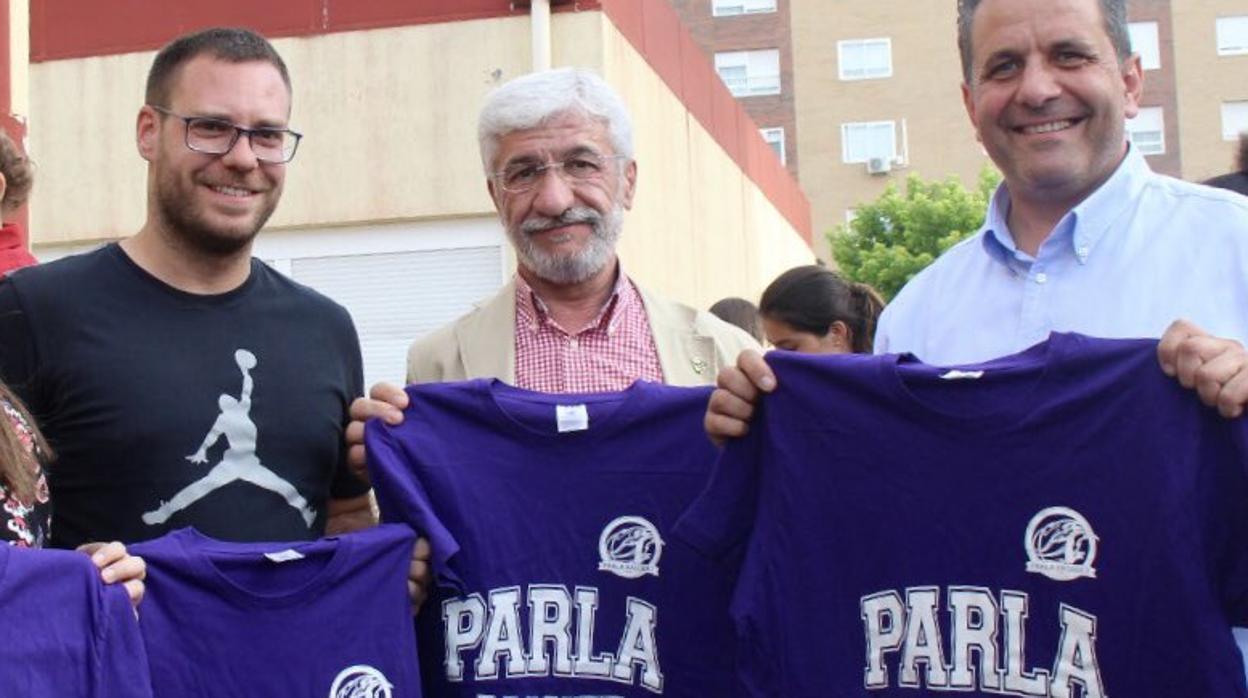 Francisco Conde (centro) en un acto en Parla