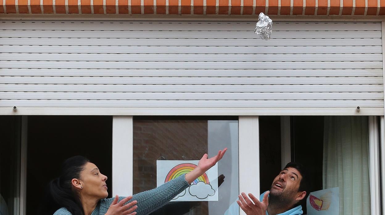 Vecinos del barrio de El Cristo de Palencia recrean desde los balcones la pedrea del Pan y el Queso