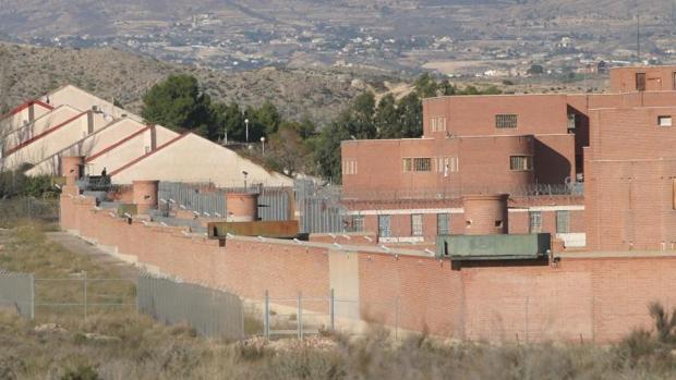 Dos presos protagonizan un intento de fuga de la cárcel de Alicante subidos al tejado