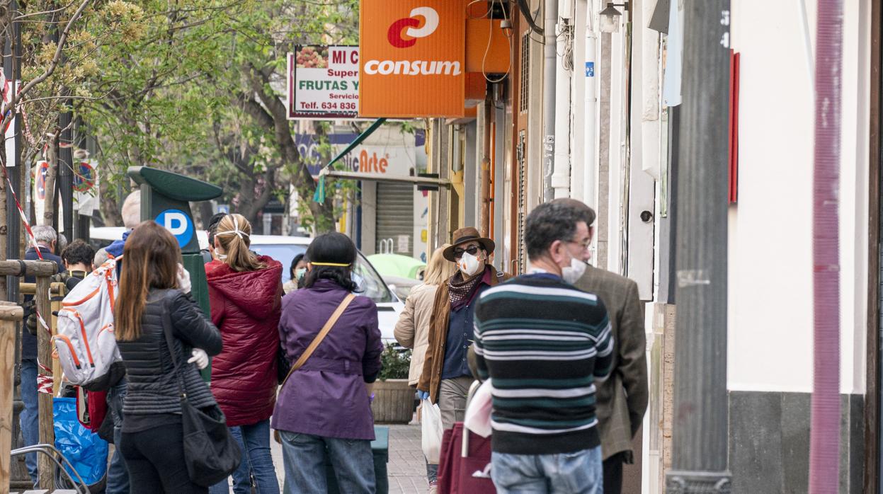 Imagen de colas a la entrada de un supermercado