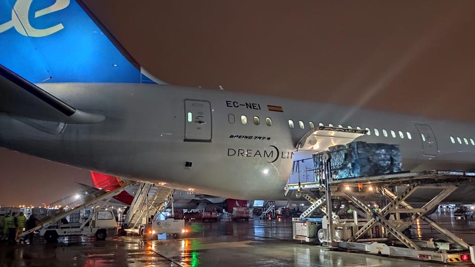 Vídeo: llega el décimo tercer avión con material sanitario para la Comunidad Valenciana