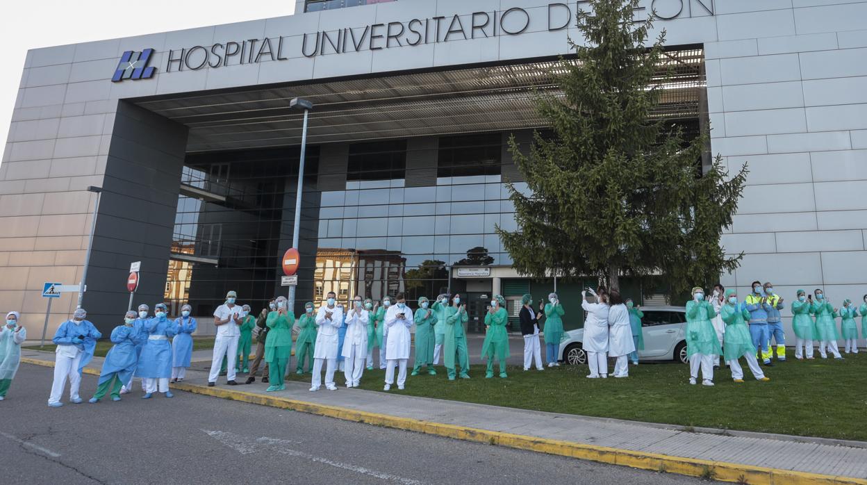 Aplauso sanitario en el Hospital de León