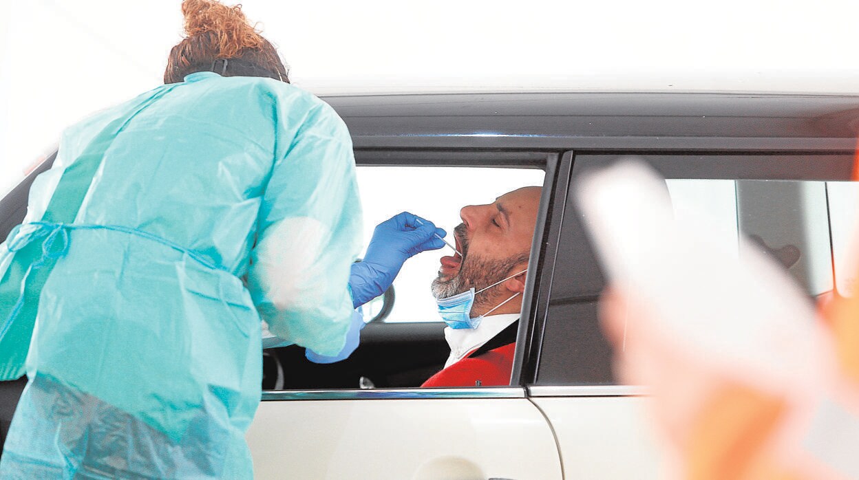 Un paciente se somete a la prueba desde el coche el pasado 23 de marzo en el hospital de Santiago