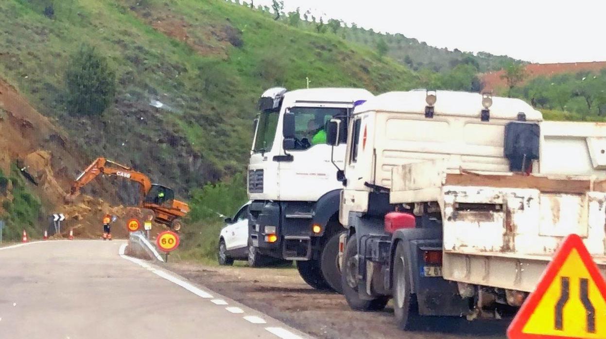 Maquinaria trabajando en el desmonte y protección de este tramo de carretera que discurre por la zona de construcción del embalse de Mularroya