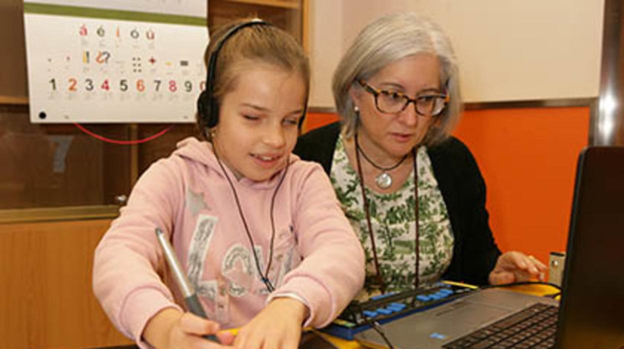 Una niña recibe clases por internet