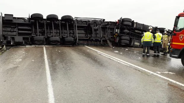 Muere un camionero en otro accidente en el tramo sin desdoblar de la N-II, en Pina de Ebro