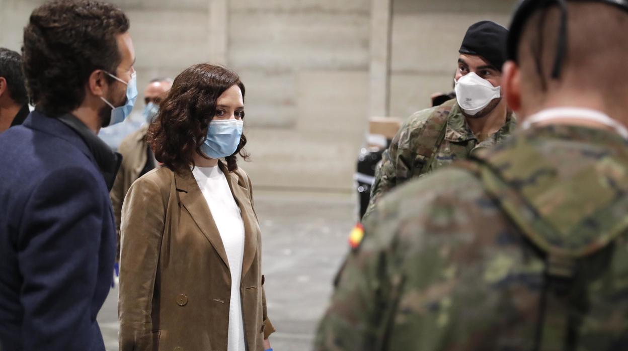 Isabel Díaz Ayuso, durante la visita al hospital de campaña de Ifema