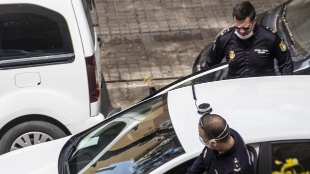 Detienen a un hombre por arrojar sillas desde un séptimo piso y amenazar con una espada a la Policía en Valencia