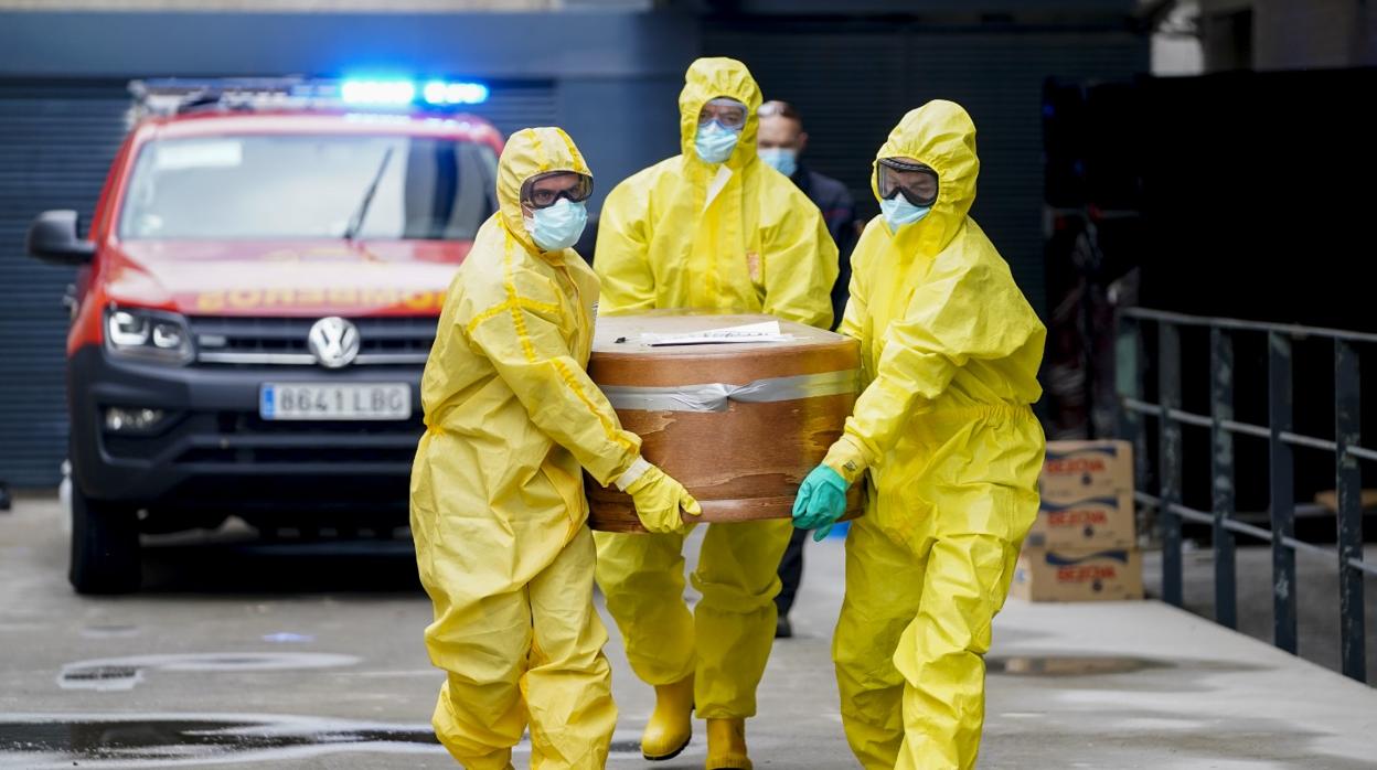 Traslado de un féretro con un cadáver en el Palacio de Hielo