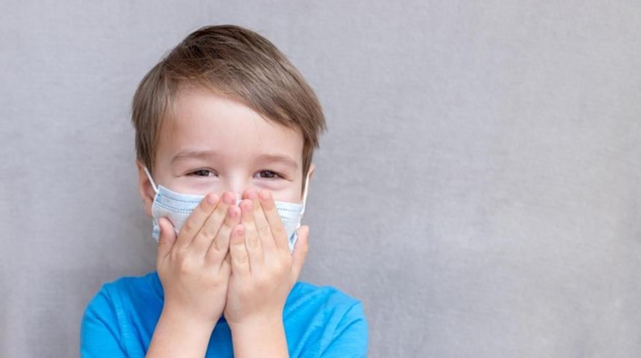 Niño con una mascarilla puesta