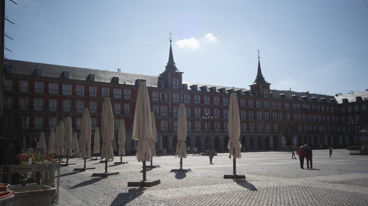 Terraza cerrada en la Plaza Mayor, desierta por el estado de alarma