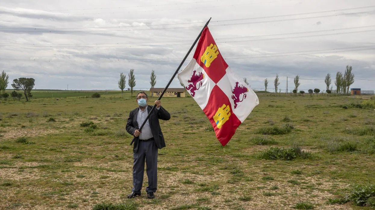 El alcalde de Villalar, Luis Alonso, pasea por la campa vacía de Villalar con una bandera de Castilla y León