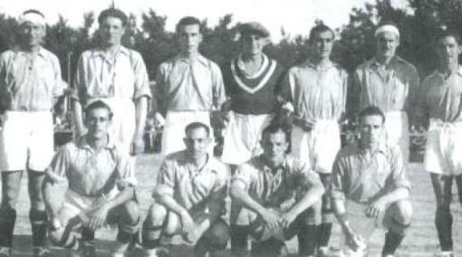 Alineación en la temporada 1942-1943: Muñoz, Gómez, Erades, Peteira, Moreno. Alvareda, Herrera, Arteaga, Paquito, Saracíbar y Florencio