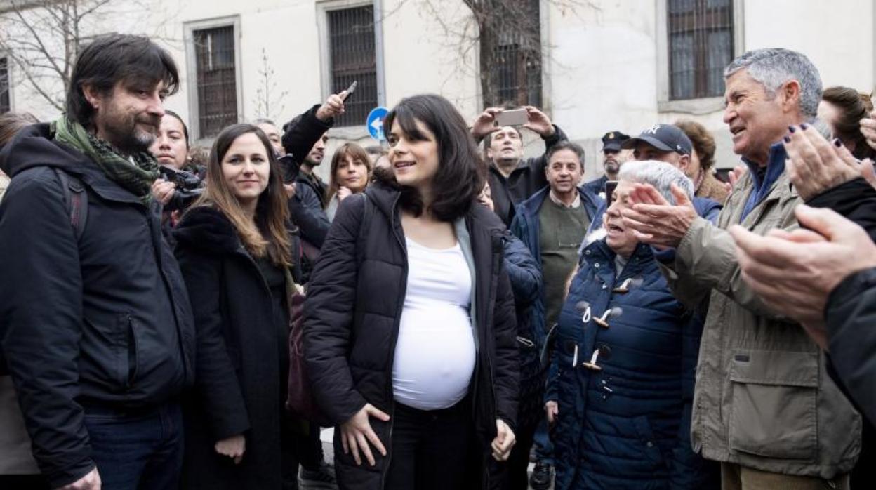 Isa Serra, en febrero, rodeada de varios dirigentes de Unidas Podemos a su llegada al Tribunal