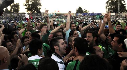 La afición invade el campo en el último ascenso a Segunda B logrado en el año 2013