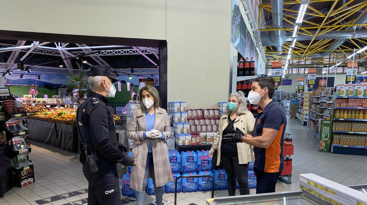 Tolón, durante su visita al mercado