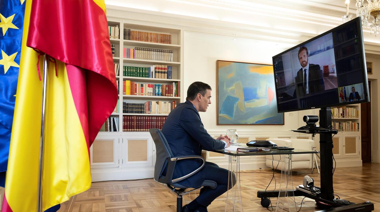 Pedro Sánchez durante su videoconferencia con Pablo Casado el pasado lunes