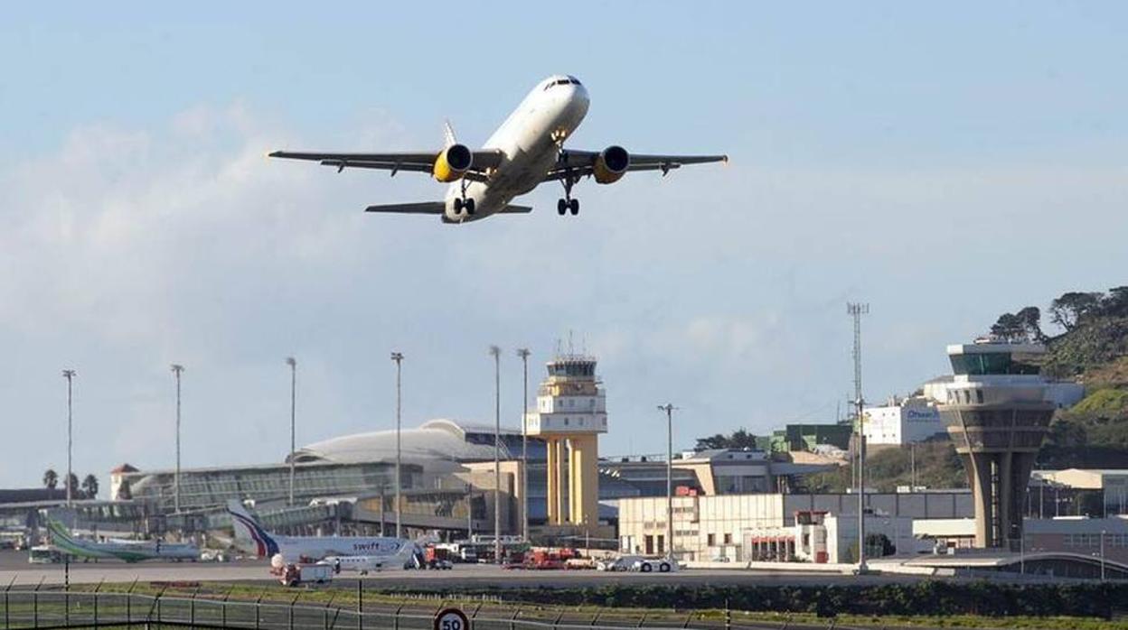 Un avión despega del Aeropuerto Tenerife Norte - Los Rodeos