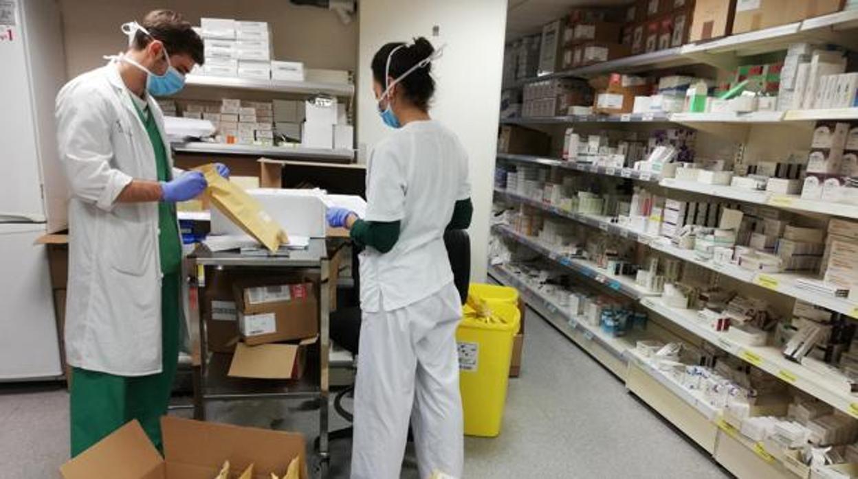 Personal farmacéutico recoge la entrega de mascarillas