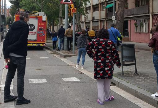 Vecinos en la calle, ayer durante el desalojo de los bomberos