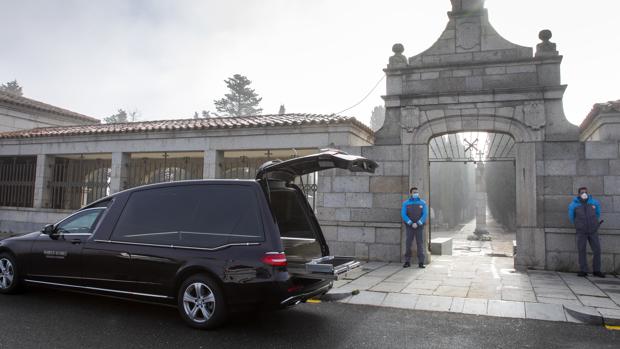 Salamanca celebra los ritos funerarios en una carpa en el parking del cementerio