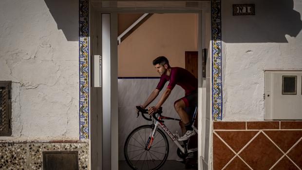 Un triatleta paralímpico asume el reto de un «Medio Ironman» solidario desde casa contra el coronavirus