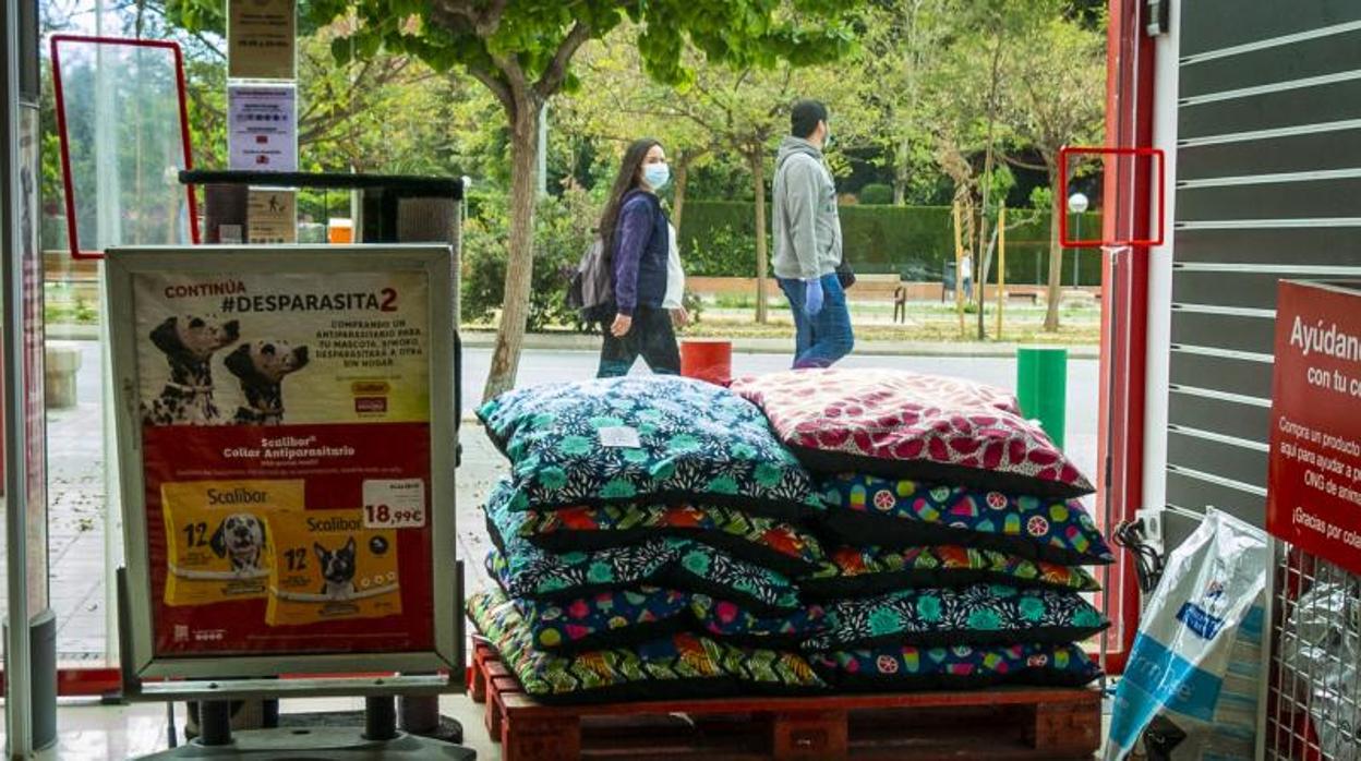 Una tienda de comida para mascotas de Alicante, autorizada a abrir durante el estado de alarma