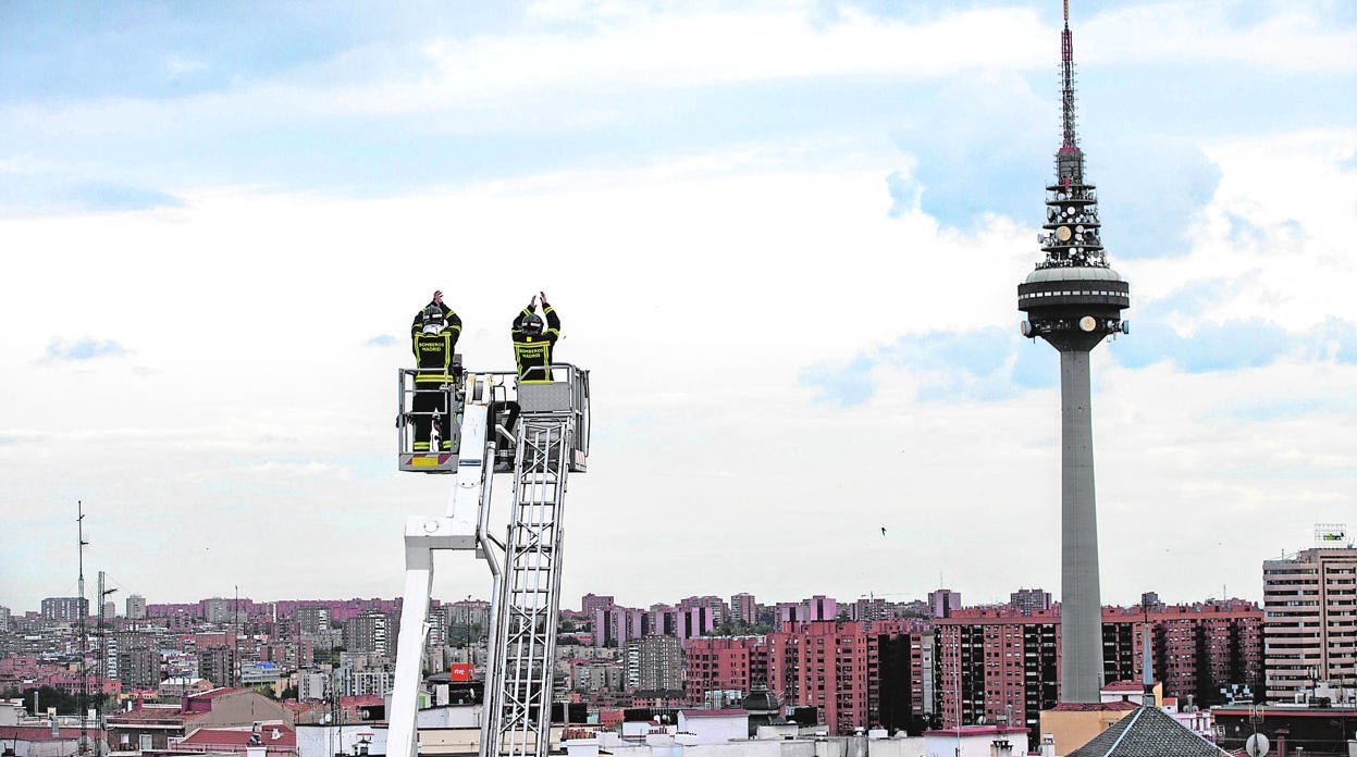 Los bomberos de Madrid han despegado una escalera hacia el cielo de Madrid para aplaudir a los muertos por la pandemia