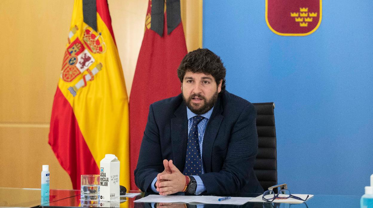 El presidente de la Región de Murcia, Fernando López Miras, en su despacho