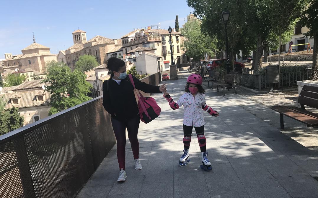 Vanesa, de 6 años, patina entusiasmada por el paseo de San Cristóbal junto a su madre