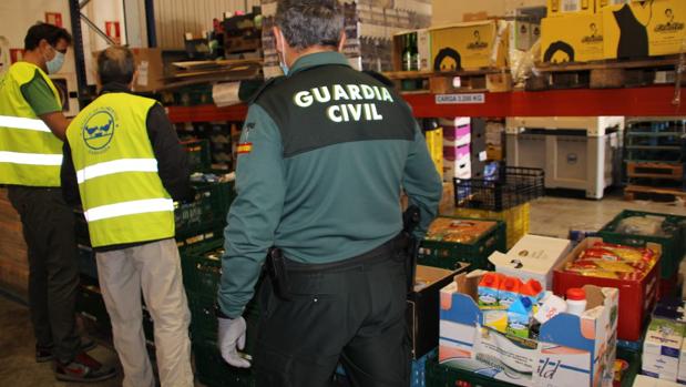 Guardias civiles de todo Aragón donan dos toneladas de comida a hogares en apuros