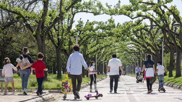 Salida de los niños: partidos de fútbol y nulo distanciamiento social sin multas en Valencia