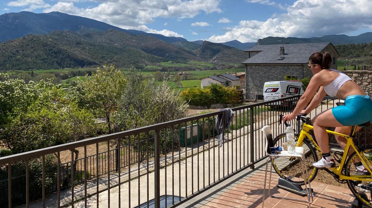 Laia Sanz haciendo rodillo para bicicleta en la terraza de su casa